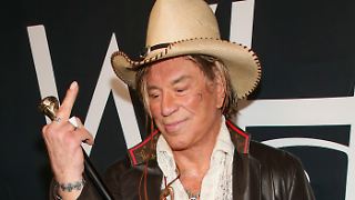 Mickey Rourke blamiert sich im britischen TV-Container