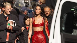 Bella Hadid blutüberströmt in Paris