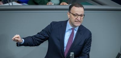 Spahn bezeichnet geplante Afghanistan-Flüge als „anmaßend“ – Bundesregierung verteidigt Vorgehen