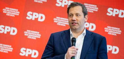 Klingbeil wirft Spahn ein „Foulspiel“ gegen Merz vor