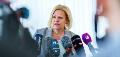 Rekordtief bei Asylanträgen – Verfahren in Drittstaaten laut neuem Bericht „möglich“