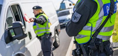 Dobrindt verstärkt Polizeipräsenz an Grenzen – Polizeigewerkschaft fordert Rechtsklarheit