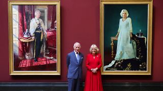 Charles und Camilla feiern Jahrestag der Krönung