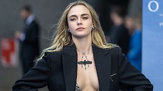 Cara Delevingne lässt tief blicken