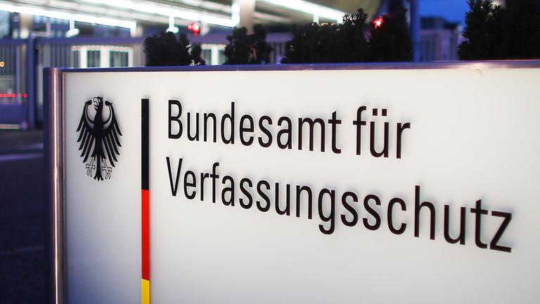 Wie die AfD den Verfassungsschutz diskreditiert