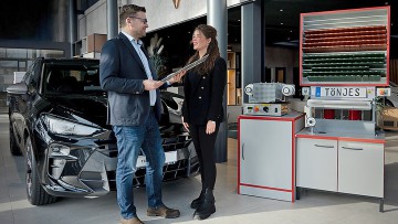 Tönjes startet neues Angebot: Kennzeichenprägung im Autohaus