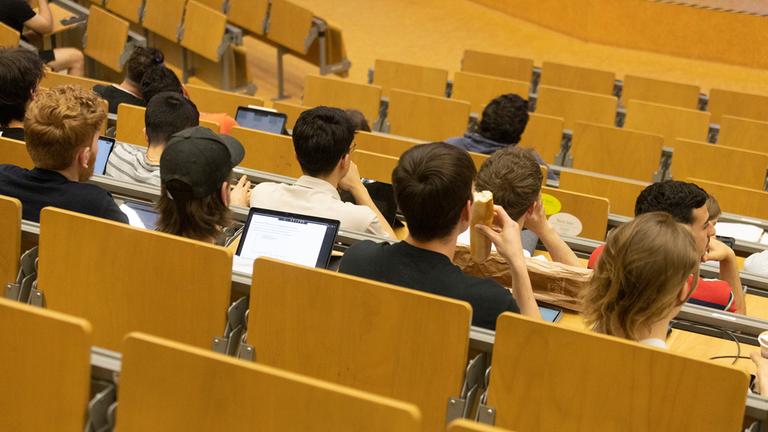 Einen Kredit fürs Studium aufnehmen?