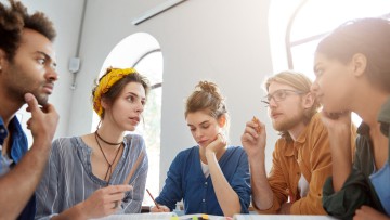 Consors-Finanz-Studie: Gen Z glaubt an E-Autos, zögert aber