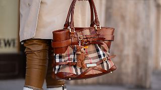 Burberry erwägt Abbau von 1700 Stellen