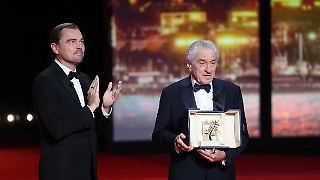 Leonardo DiCaprio überreicht Robert De Niro die Ehrenpalme