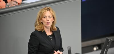 Pflegegeld als Lohnersatz – Familienministerin Prien will neue Sozialleistung einführen