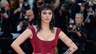 Cara Delevingne präsentiert sich in düsterem Look