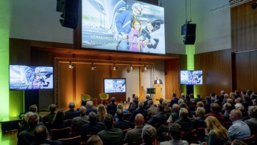 DEKRA Verkehrssicherheitsreport 2025: "Mobilität im Wandel der Zeit"
