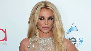 Britney Spears raucht im Flugzeug und lacht darüber