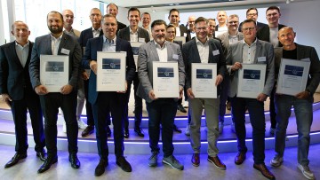 VW ehrt Handelspartner in Berlin: Pokale für die Besten