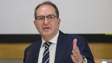 Dobrindt verteidigt verschärfte Grenzkontrollen
