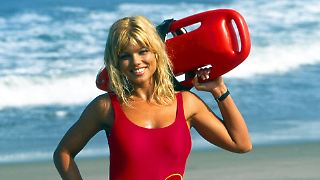 Donna D'Errico posiert mit 57 wie einst bei "Baywatch"