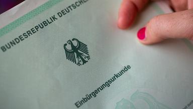 Neues Rekordniveau bei Einbürgerungen gemeldet