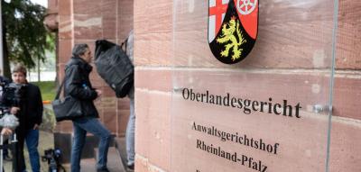 „Fehlende Verfassungstreue“ – Einstellung eines Referendars wegen publizierter Texte verweigert