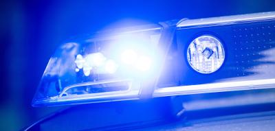 Mann gefesselt und mit Hakenkreuz auf dem Rücken beschmiert