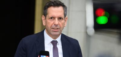 Ministerpräsident Lies verletzt Radfahrer mit Autotür