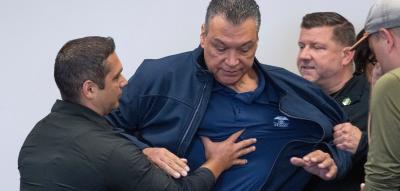 Rabiater Vorfall – US-Senator aus Pressekonferenz gezerrt
