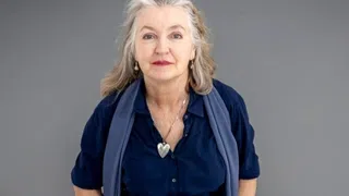 Bitte Geduld! Diese Frau weiss, warum das nötig ist