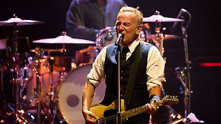 Metallteil fällt bei Bruce Springsteen Konzert ins Publikum