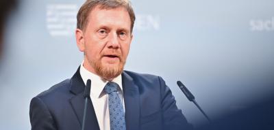 Kretschmer beklagt Bürokratie – „Deutschland liegt gefesselt am Boden“