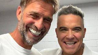 Jürgen Klopp strahlt mit Robbie Williams um die Wette