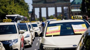 Taxifahrer protestieren gegen Uber und Co.