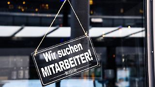 Arbeitgeber locken Mitarbeiter mit immer mehr Extras