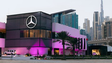Mercedes Brand Center in Dubai: Showtime unterm Sternenhimmel