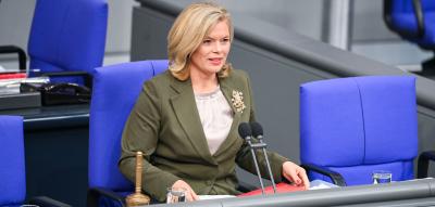 Regenbogenflaggen-Debatte hat für Julia Klöckner „Maß und Mitte verloren“