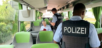 Mit lettischem Pass im Fernbus – Bundespolizei schickt Syrer zurück nach Österreich
