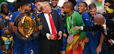 Trump drängt sich auf Siegerpodest – und wird von Fans ausgebuht