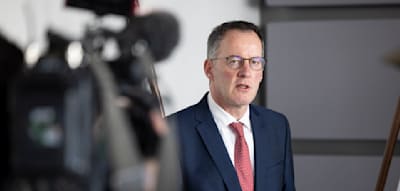 Innenminister verteidigt Alleingang bei AfD-Beamten – Bundesregierung will Arbeitsgruppe