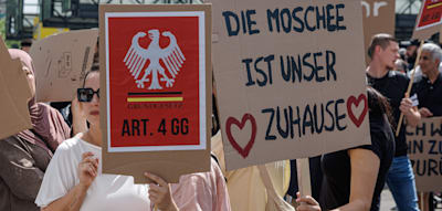 Hunderte demonstrieren für Wiedereröffnung der Blauen Moschee