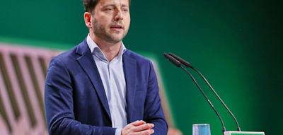 Abschiebungen nach Afghanistan – Grünen-Chef warnt vor Symbolpolitik und Risiken