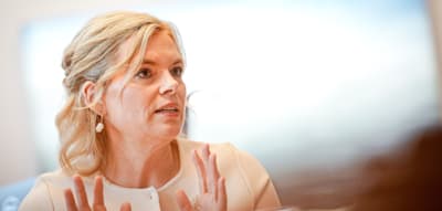 Streit um Anstecknadeln – Bundestagspräsidentin Klöckner widerspricht den Grünen