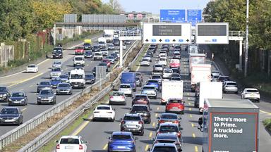 Volle Straßen und Staus durch Ferienstart erwartet