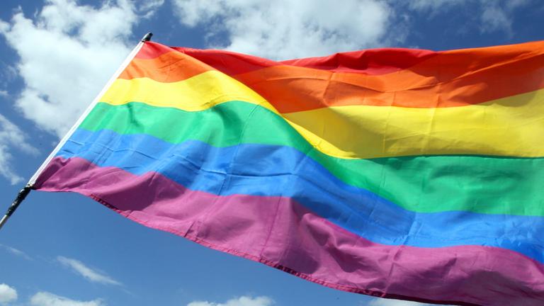 Bundesrat hisst Regenbogenflagge zum CSD