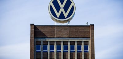 Gewinn von VW bricht im zweiten Quartal ein – Autobauer senkt Prognose