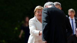 Markus Söder verbeugt sich vor Angela Merkel