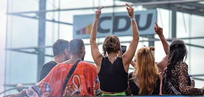 Mitglieder vom CDU-Verband werden beim CSD bespuckt und mit der Faust traktiert