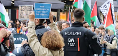 „Mit voller Wucht auf Kopfsteinpflaster geschleudert“ – Jude bei Islamisten-Demo attackiert