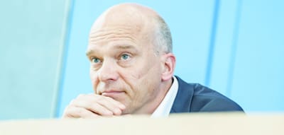 Ministeriumssprecher droht Journalisten – Opposition fordert Konsequenzen