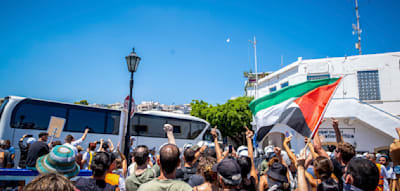 Massive Proteste gegen israelisches Kreuzfahrtschiff – Demonstranten werfen Flaschen auf Touristen