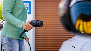 Mehr Autofahrer steigen auf Stromer um
