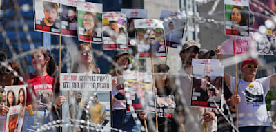„Unsere Kinder erleben einen Holocaust“ – Geisel-Angehörige demonstrieren in Tel Aviv